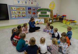 02 Dzieci słuchają czytaną przez panią ksiażkę