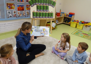 04 Pani pokazuje dzieciom obrazki w książce