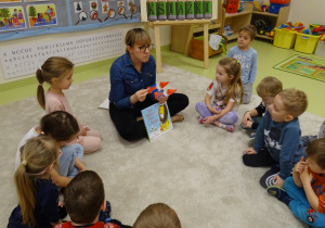 05 Pani bibliotekarka pokazuje dzieciom zakładki do książki