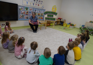 01 Pani bibliotekarka czyta dzieciom książkę