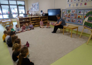02 Pani bibliotekarka czyta dzieciom książkę