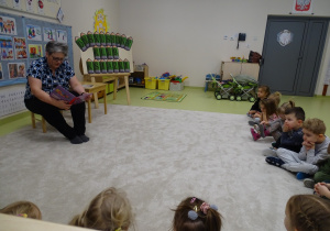 03 Pani bibliotekarka czyta dzieciom książkę