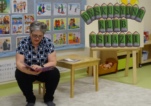 04 Pani bibliotekarka czyta dzieciom książkę
