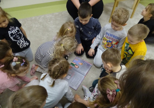 07 Dzieci oglądają książkę