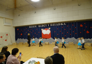 01 Wejście dzieci na scenę