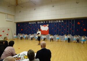 02 Powitanie Gości i dzieci przez Panią Dyrektor