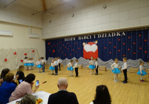 06 Dzieci tańczą w parach rock and rolla dla Babci i Dziadka