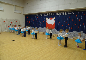 07 Dzieci tańczą w parach rock and rolla dla Babci i Dziadka