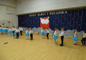 08 Dzieci tańczą w parach rock and rolla dla Babci i Dziadka