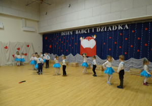 09 Dzieci tańczą w parach rock and rolla dla Babci i Dziadka