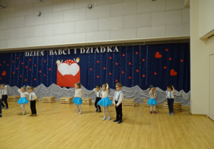 10 Dzieci tańczą w parach rock and rolla dla Babci i Dziadka