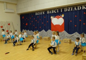 17 Dzieci podczas tańca i gry na drewienkach