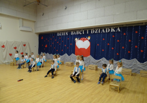 18 Dzieci podczas tańca i gry na drewienkach