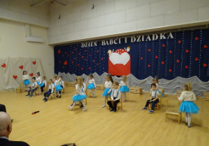 19 Dzieci podczas tańca i gry na drewienkach