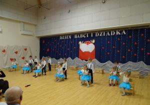 21 Dzieci podczas tańca i gry na drewienkach