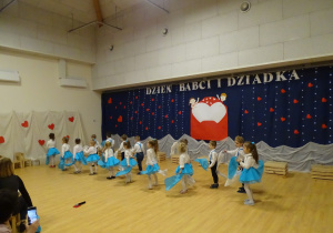 26 Dzieci tańczą z kolorowymi chustkami