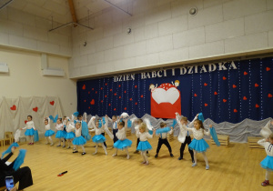 27 Dzieci tańczą z kolorowymi chustkami
