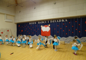 28 Dzieci tańczą z kolorowymi chustkami