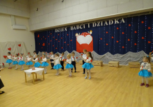 32 Dzieci śpiewają piosenkę i tańczą z seduszkami