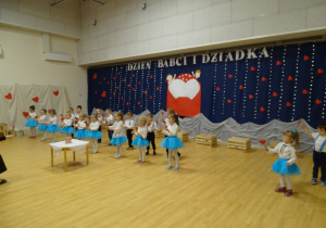 34 Dzieci śpiewają piosenkę i tańczą z seduszkami