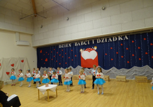 36 Dzieci śpiewają piosenkę i tańczą z seduszkami
