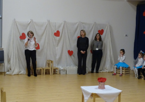 42 Babcia mówi przez mikrofon
