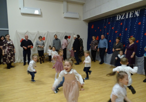 61 Wspólna zabawa przy muzyce