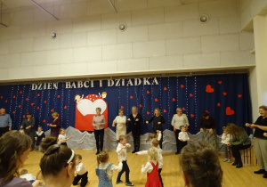 62 Wspólna zabawa przy muzyce