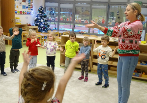 06 Dzieci z panią bawią się przy muzyce