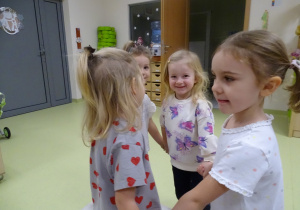 10 Dzieci bawią się przy muzyce
