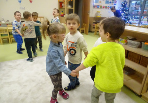 11 Dzieci bawią się przy muzyce