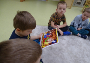 26 Dzieci oglądają obrazki o Świętach Bożego Narodzenia