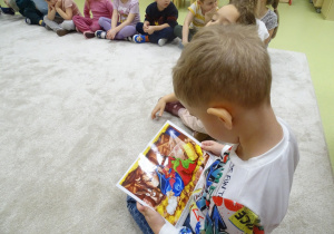 27 Dzieci oglądają obrazki o Świętach Bożego Narodzenia