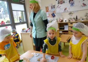 69 Dzieci podczas pracy na piernikami