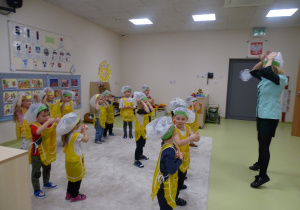70 Dzieci z panią tańczą do piosenki o piernikach