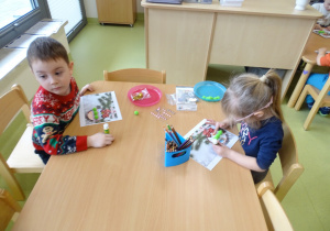 81 Dzieci wykonują kartki świąteczne