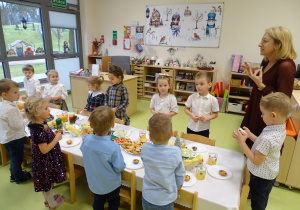 91 Pani składa dzieciom życzenia świąteczne