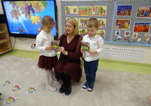 98 Dzieci z kartkami świątecznymi, z panią
