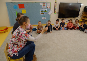 Pani marta pokazuje dzieciom różne przedmioty jakich używa w pracy