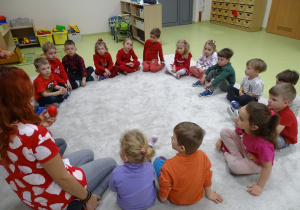 02 Dzieci ubrane na czerwono słuchają pani