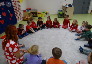 05 Dzieci przekazują sobie sensoryczne serduszko