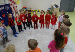 06 Dzieci przekazują sobie sensoryczne serce poduszkę