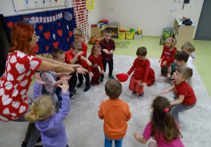 07 Chłpoiec pokazuje ruchy, gesty dzieci naśladują