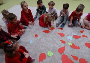 12 Dziewczynka układa papierowe serce z części