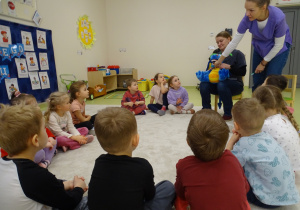 03 Dzieci słuchają pani stomatolog