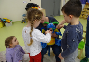 05 Dzieci na maskotce uczą się prawidłowego mycia zębów