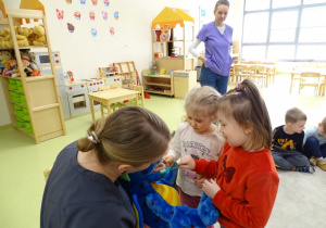 08 Dzieci na maskotce uczą się prawidłowego mycia zębów