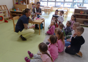 01 Dzieci słuchają, co mówi pani asystentka o etykiecie