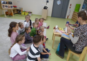 02 Panie opowaiadają o zawartości cukru w produkcie i odmierzają na wadze