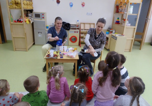03 Stomatolog pokazuje w kubku ilość cukru zawartego w danym słodkim produkcie